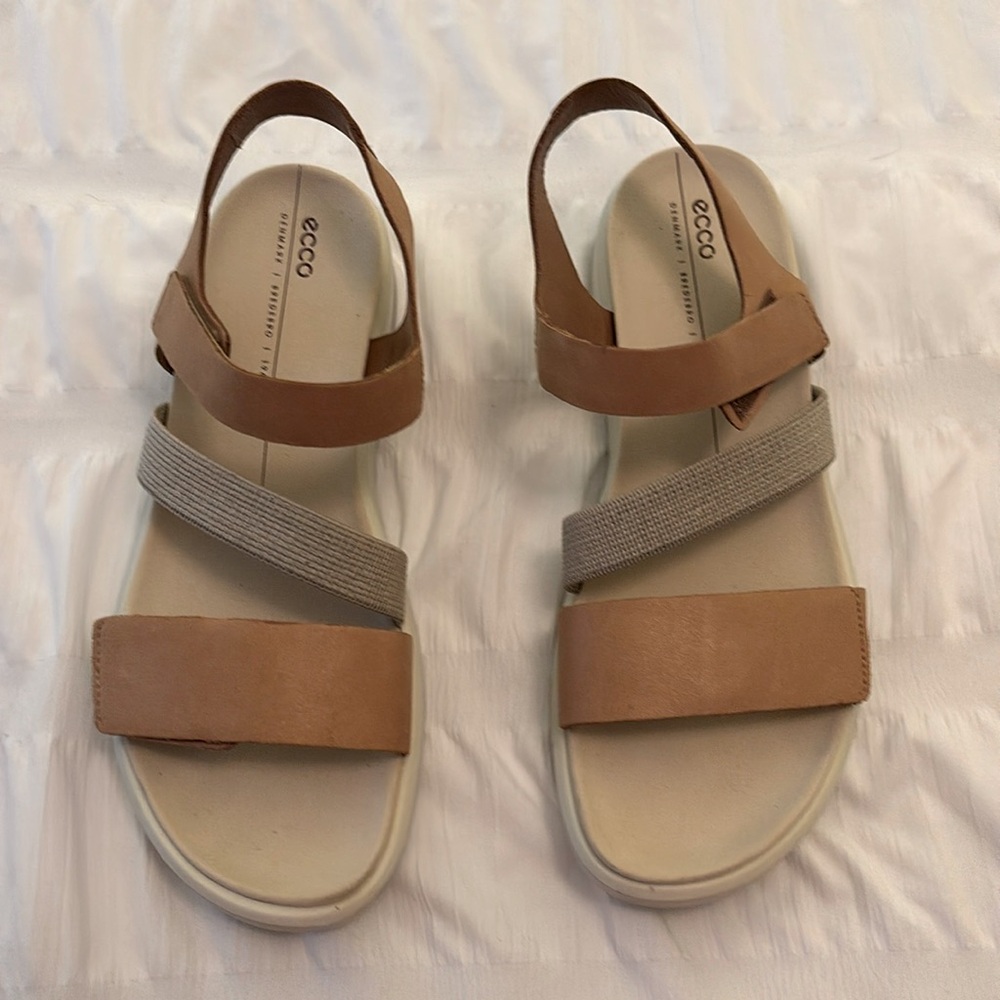 Ecco Flowt Tan and Cream Sandals- size EU 40 (US 9-9.5) - Picture 3 of 9